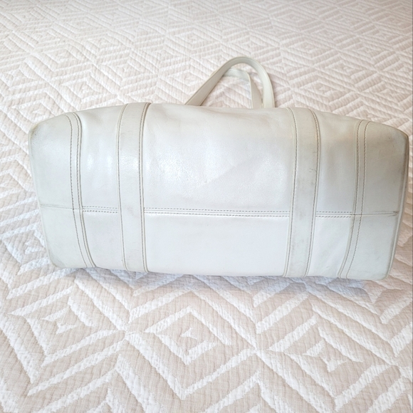 Coach zip top handbag with diaper pad in white leather - Picture 11 of 16